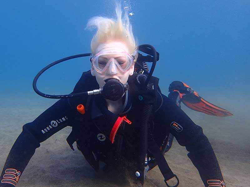 Alana durant son baptême de plongé PADI Discover scuba dive, avec Manta Diving Lanzarote