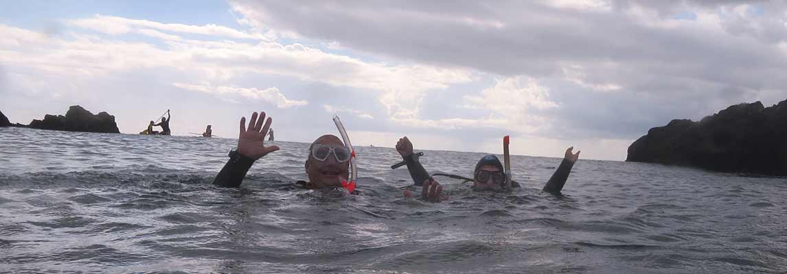 Juhu et Ibai heureux après avoir passés avec succès le cours Plongeur Open Water PADI á Lanzarote, Canaries. Vive la plongée en famille