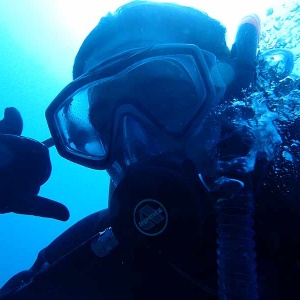 Selfie sous-marin de Tom durant son cours Plongeur PADI advanced open water à Lanzarote!