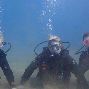 La famille Reid s'essaie à la plongée sous-marine à Lanzarote
