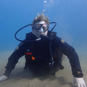 Elaine en baptême de plongée PADI à Lanzarote on the PADI Discover Scuba Dive@